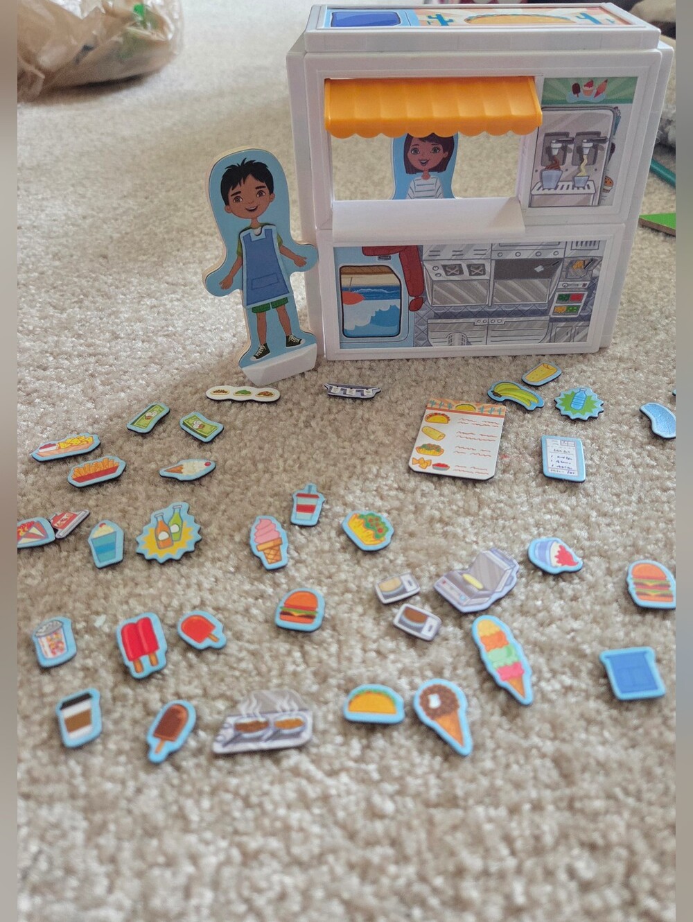Melissa & Doug Magnetivity Building Stem Set Food Truck - Ice cream, pizza, taco